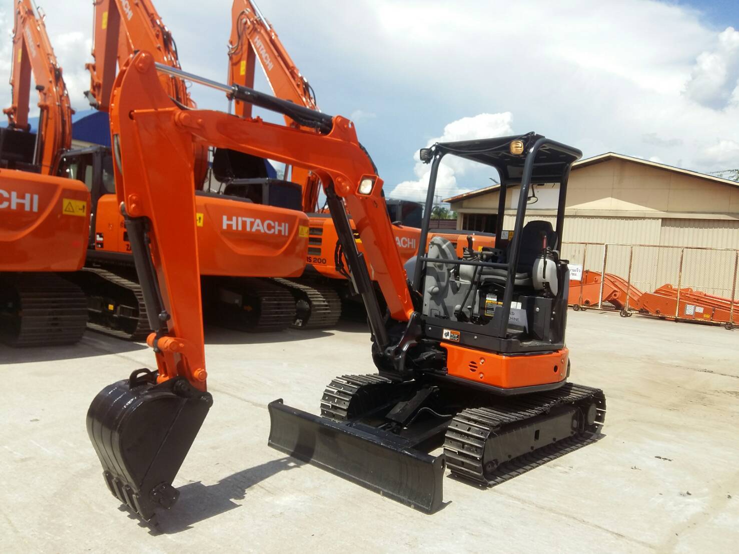รถขุด HITACHI รุ่น ZX33U-5A Premium Used โทร 0868475260