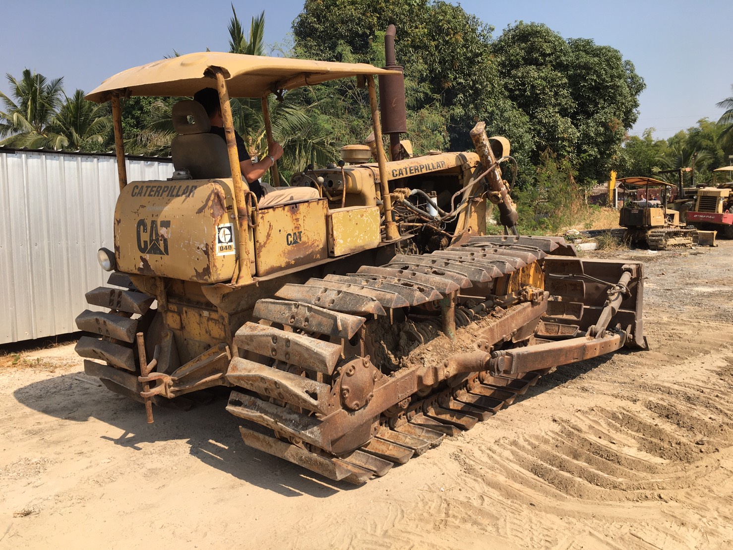 ขายรถแทรก เตอร์ CAT D4D ตีนเป็ด ขายรถแทรก เตอร์ CAT D4D ตีนเป็ด