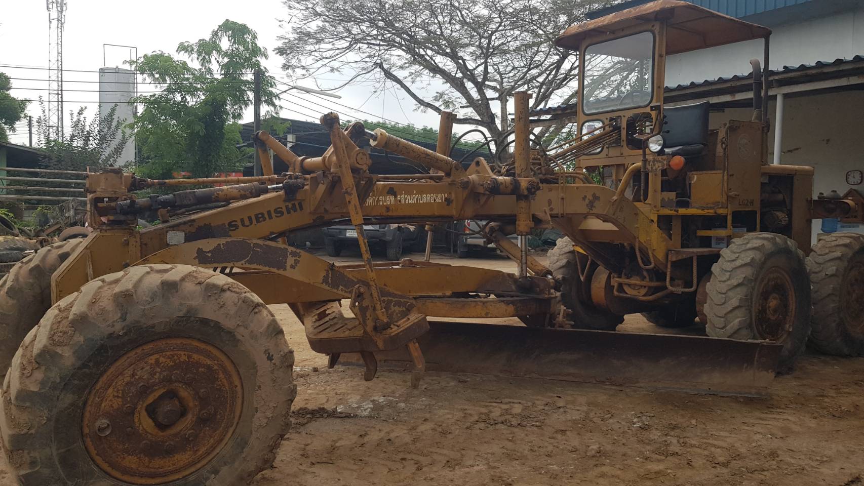 ขายรถเกรด MITSUBICHI LG2H ขายรถเกรด MITSUBICHI LG2H