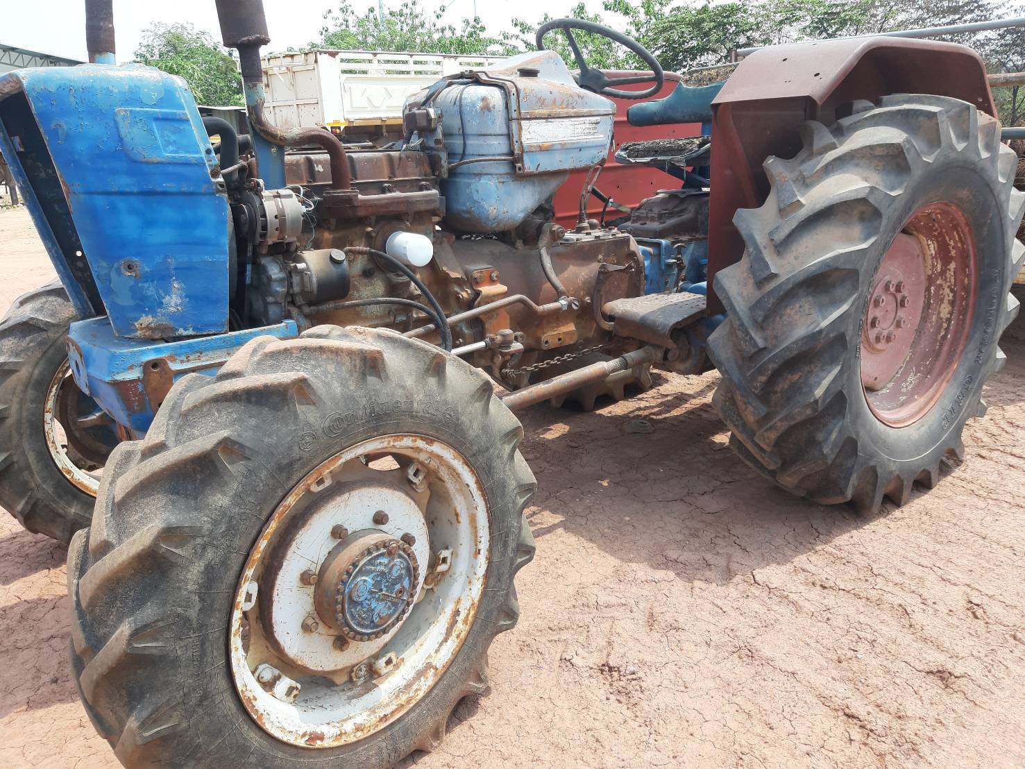 ขายรถไถฟอร์ดสองเพลาสภาพใช้งานปกติ