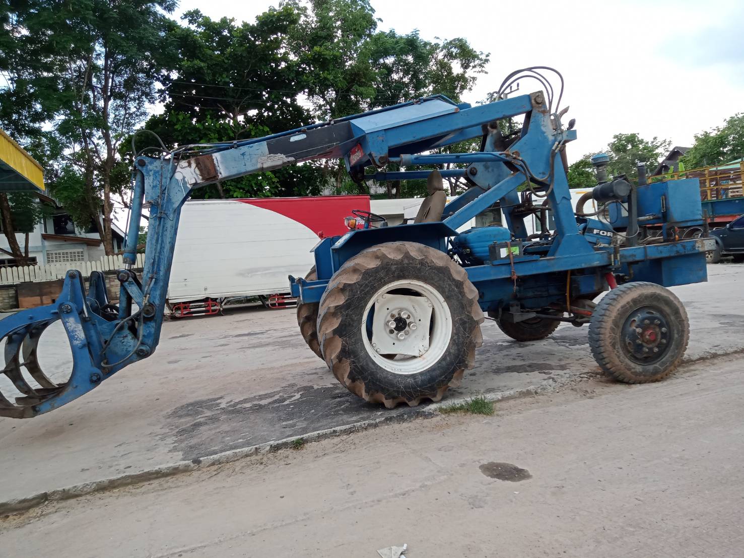 รถไถฟอร์ดติดคีบ