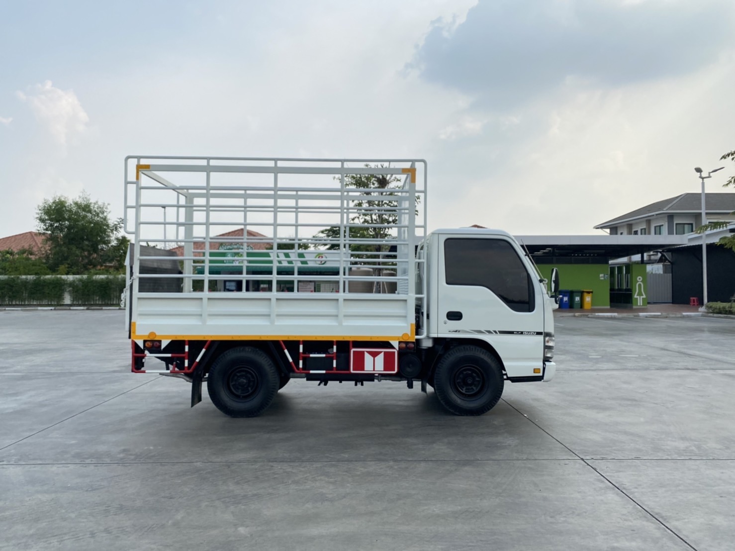 ISUZU NKR มีลิฟต์ท้าย รถห้างปี 2550 ISUZU NKR มีลิฟต์ท้าย รถห้างปี 2550