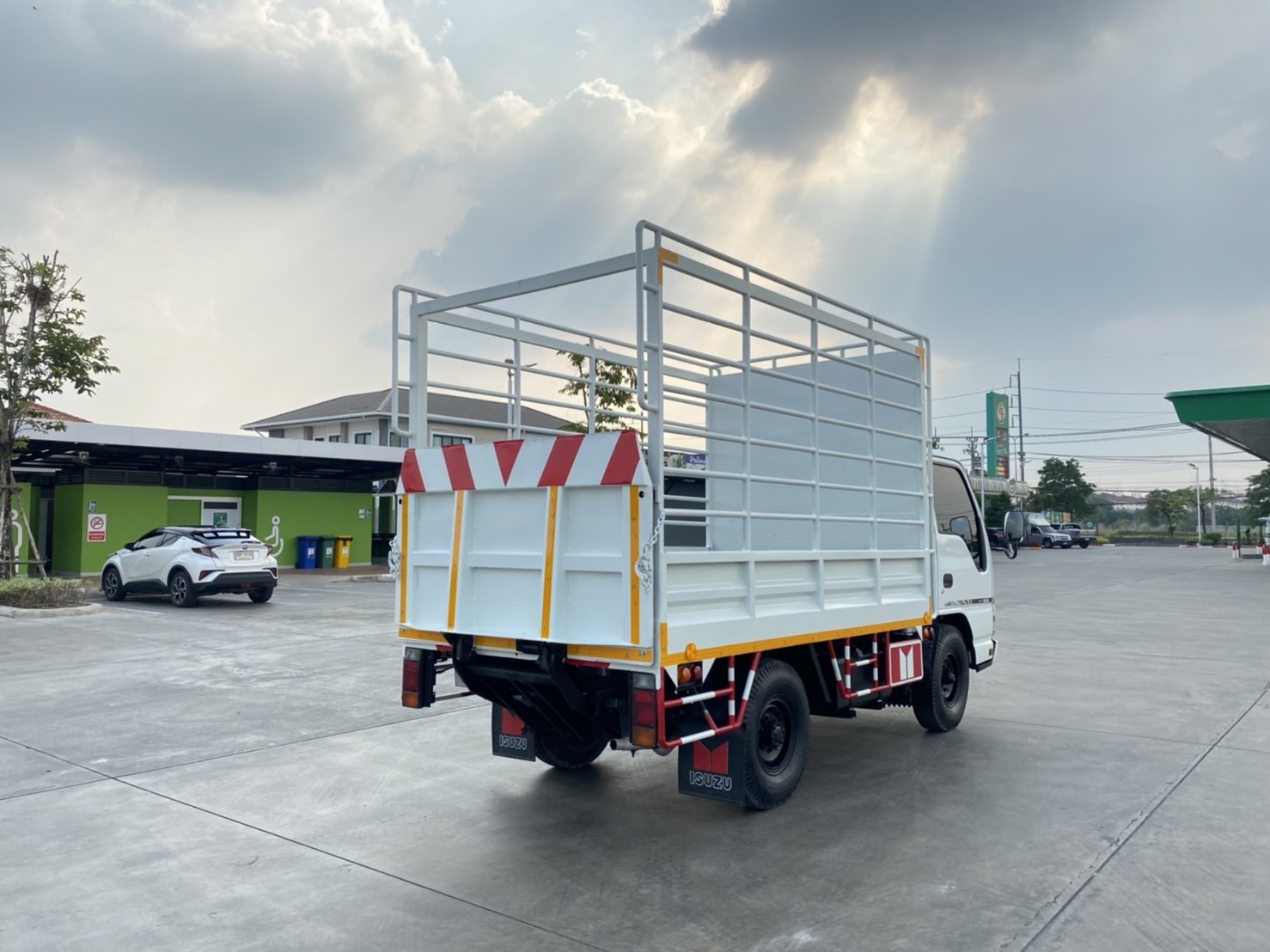 ISUZU NKR มีลิฟต์ท้าย รถห้างปี 2550 ISUZU NKR มีลิฟต์ท้าย รถห้างปี 2550