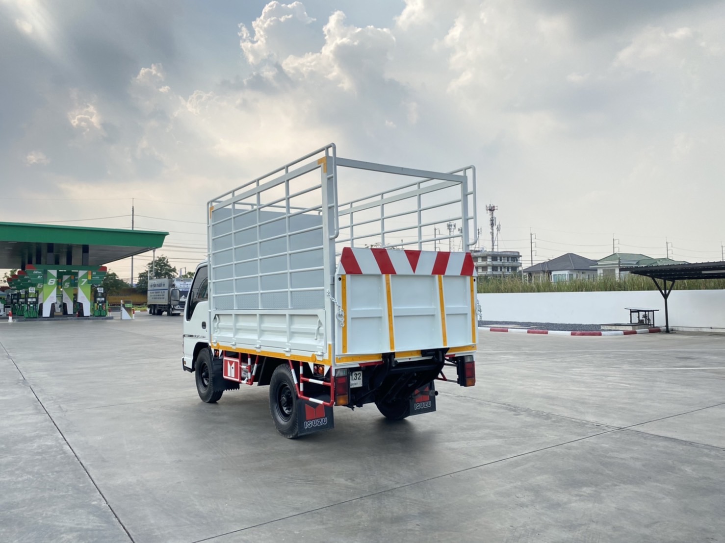 ISUZU NKR มีลิฟต์ท้าย รถห้างปี 2550 ISUZU NKR มีลิฟต์ท้าย รถห้างปี 2550