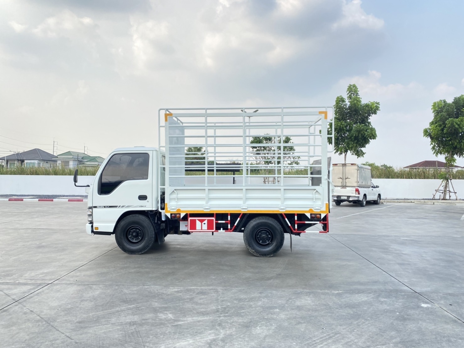 ISUZU NKR มีลิฟต์ท้าย รถห้างปี 2550 ISUZU NKR มีลิฟต์ท้าย รถห้างปี 2550