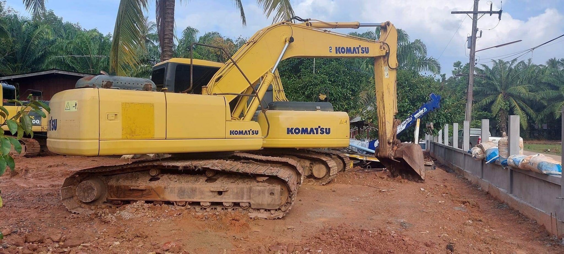 แบคโฮkomatsu pc200-7 พร้อมใช้ แบคโฮkomatsu pc200-7 พร้อมใช้