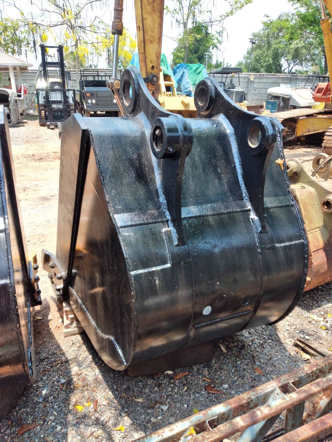 ''ขาย'' บุ้งกี๋รถแม็คโคร ''ขาย'' บุ้งกี๋รถแม็คโคร