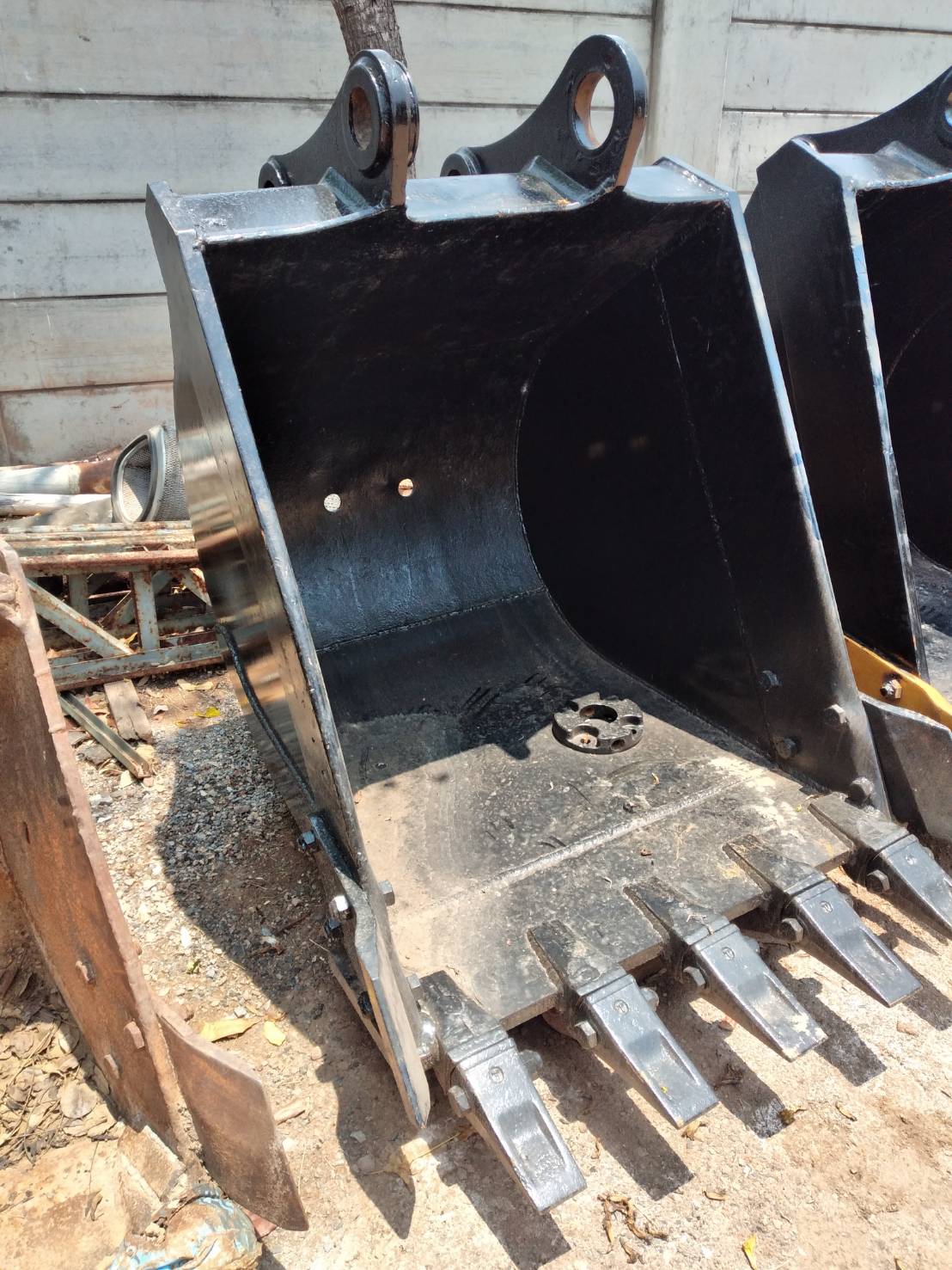 ''ขาย'' บุ้งกี๋รถแม็คโคร ''ขาย'' บุ้งกี๋รถแม็คโคร