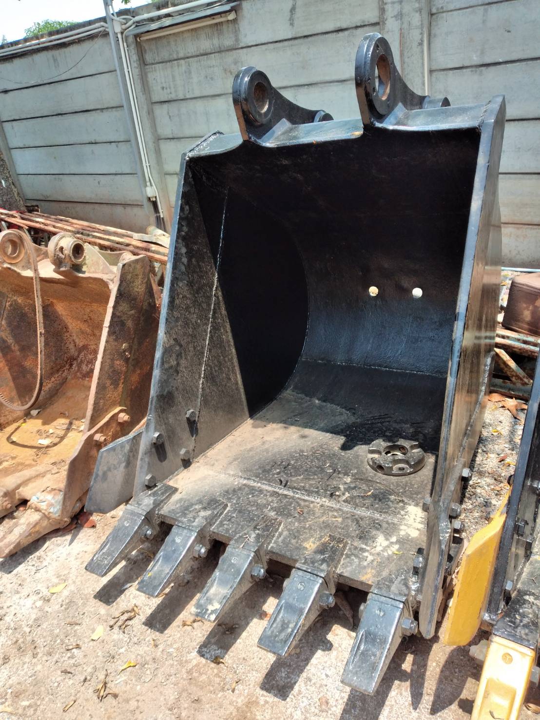 ''ขาย'' บุ้งกี๋รถแม็คโคร