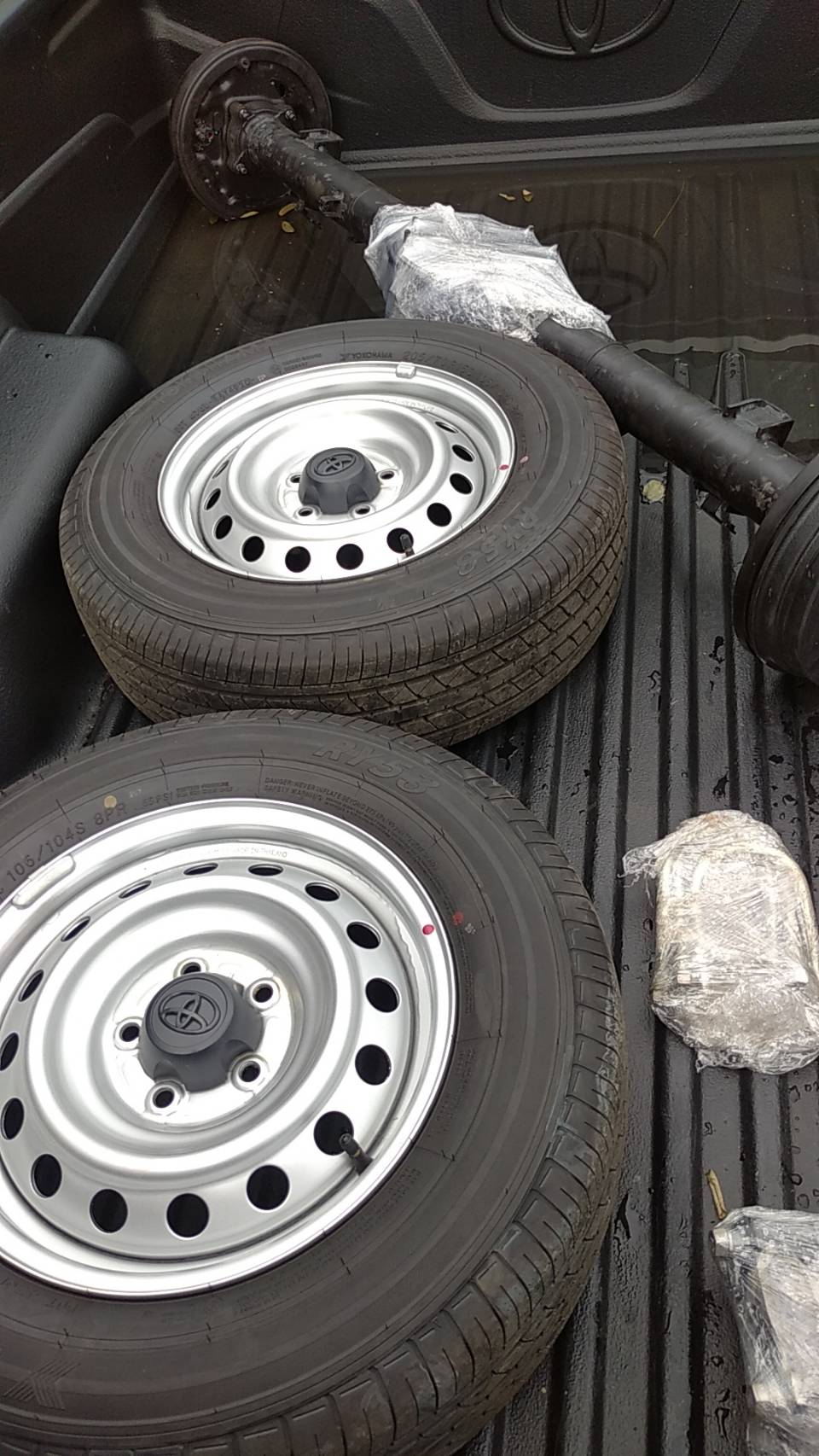 ขายยางพร้อมกะทะ215/70/15และอุปกรณ์เพลาขับหลังทั้งชุด