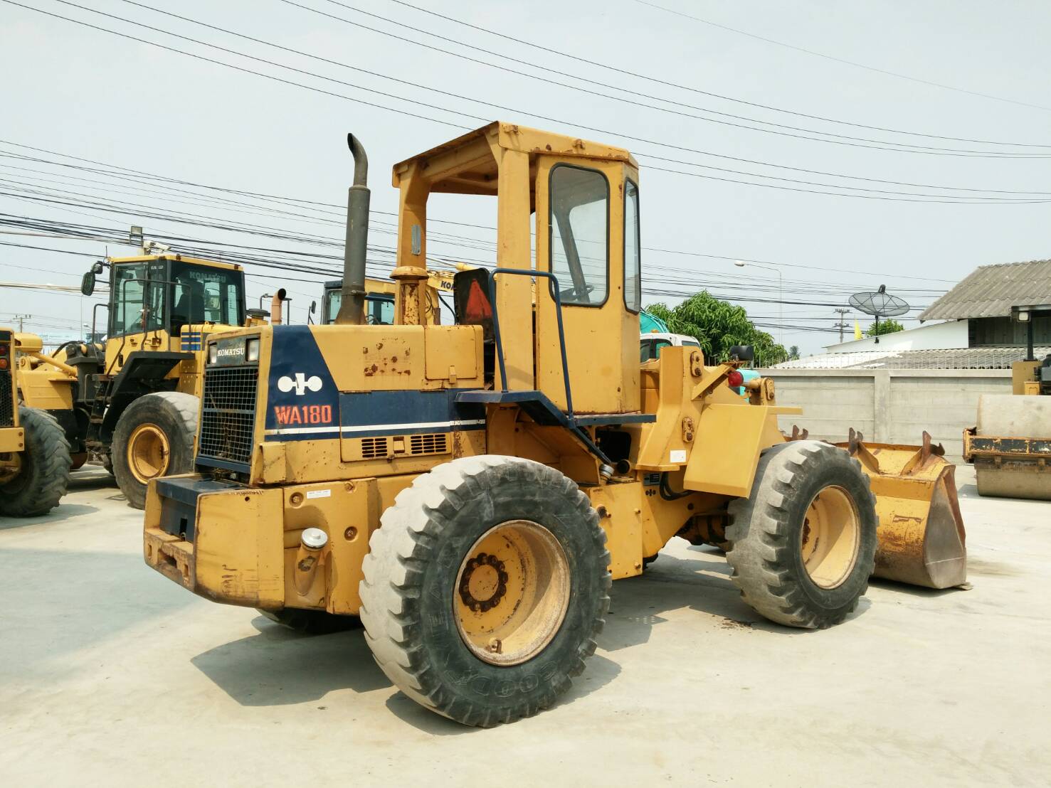 ขายรถตักล้อยาง ยี่ห้อ KOMATSU WA180-1 บุ้งกี๋ 1.8 คิว นำเข้าจากนอกแท้ 100% ไม่เคยใช้งานในไทย ขายรถตักล้อยาง ยี่ห้อ KOMATSU WA180-1 บุ้งกี๋ 1.8 คิว นำเข้าจากนอกแท้ 100% ไม่เคยใช้งานในไทย