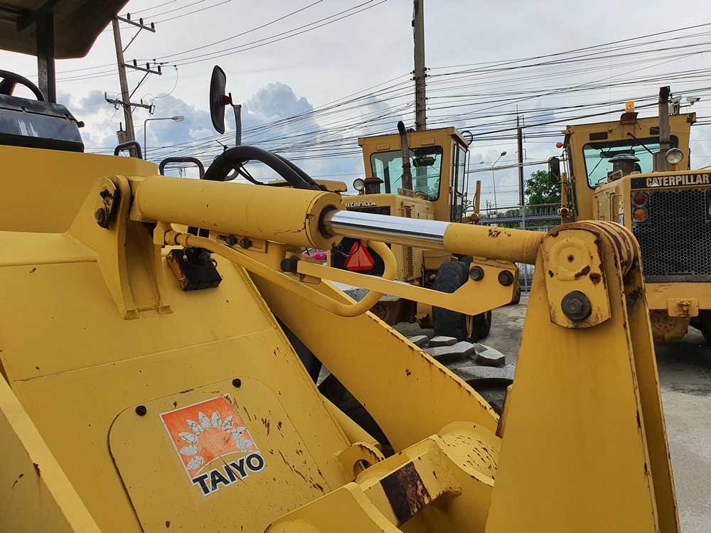 ขายรถตักล้อยาง ยี่ห้อ KOMATSU WA100-3 นำเข้าจากญี่ปุ่นแท้ 100% สภาพสวย ไม่เคยใช้งานในไทย