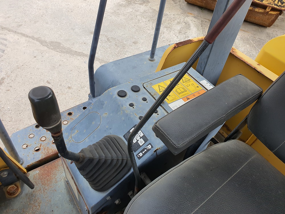 ขายรถตักล้อยาง ยี่ห้อ KOMATSU WA100-3 นำเข้าจากญี่ปุ่นแท้ 100% สภาพสวย ไม่เคยใช้งานในไทย