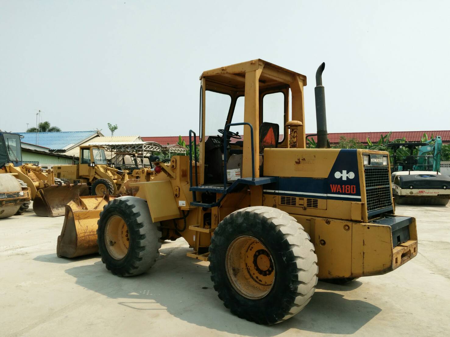 ขายรถตักล้อยาง ยี่ห้อ KOMATSU WA180-1 บุ้งกี๋ 1.8 คิว นำเข้าจากนอกแท้ 100% ไม่เคยใช้งานในไทย ขายรถตักล้อยาง ยี่ห้อ KOMATSU WA180-1 บุ้งกี๋ 1.8 คิว นำเข้าจากนอกแท้ 100% ไม่เคยใช้งานในไทย