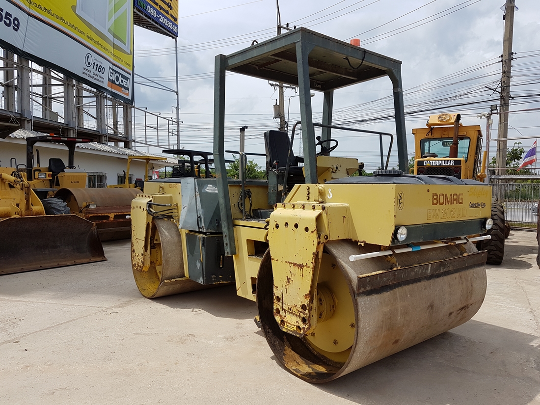 ขายรถบดอัดสั่นสะเทือน 11 ตัน BOMAG BW202ADS นำเข้าจาก USA แท้ 100% สภาพสวย ไม่เคยใช้งานในไทย ขายรถบดอัดสั่นสะเทือน 11 ตัน BOMAG BW202ADS นำเข้าจาก USA แท้ 100% สภาพสวย ไม่เคยใช้งานในไทย