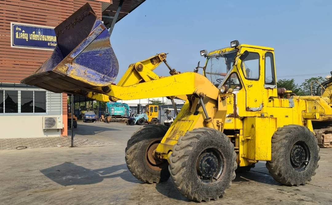 ขายด่วน215,000รถยกตักเอวอ่อนมิสซูHL713ขนาดใหญ่หนัก7ตันตักยก1.5คิวยกสูง4เมต