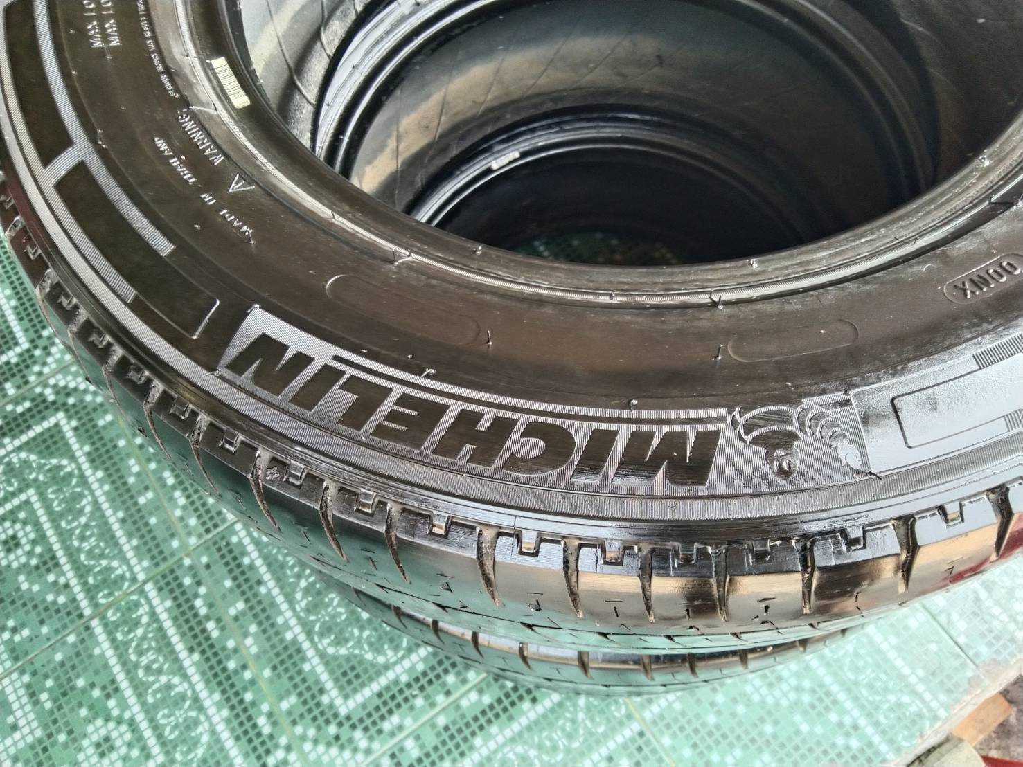 ขายยาง 1 ชุด ทั้งหมด 4เส้น michelin รหัส 215-65 R16 ปี 3519 ขายยาง 1 ชุด ทั้งหมด 4เส้น michelin รหัส 215-65 R16 ปี 3519