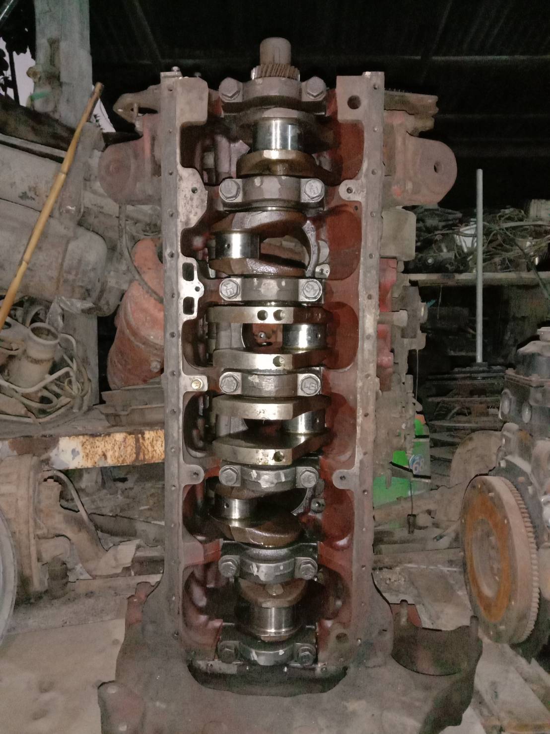 ข้อเหวี่ยงพร้อมเสื้อสูบ   EM 100 อกสแตนดาร์ดทก้านซ้ายสิบ  ราคา 30,000 . ลูกสูบ อีเอ็ม 100 แท้ ชุดละ 1,000  มี 5ชุด ติดต่อโทร 0817541426