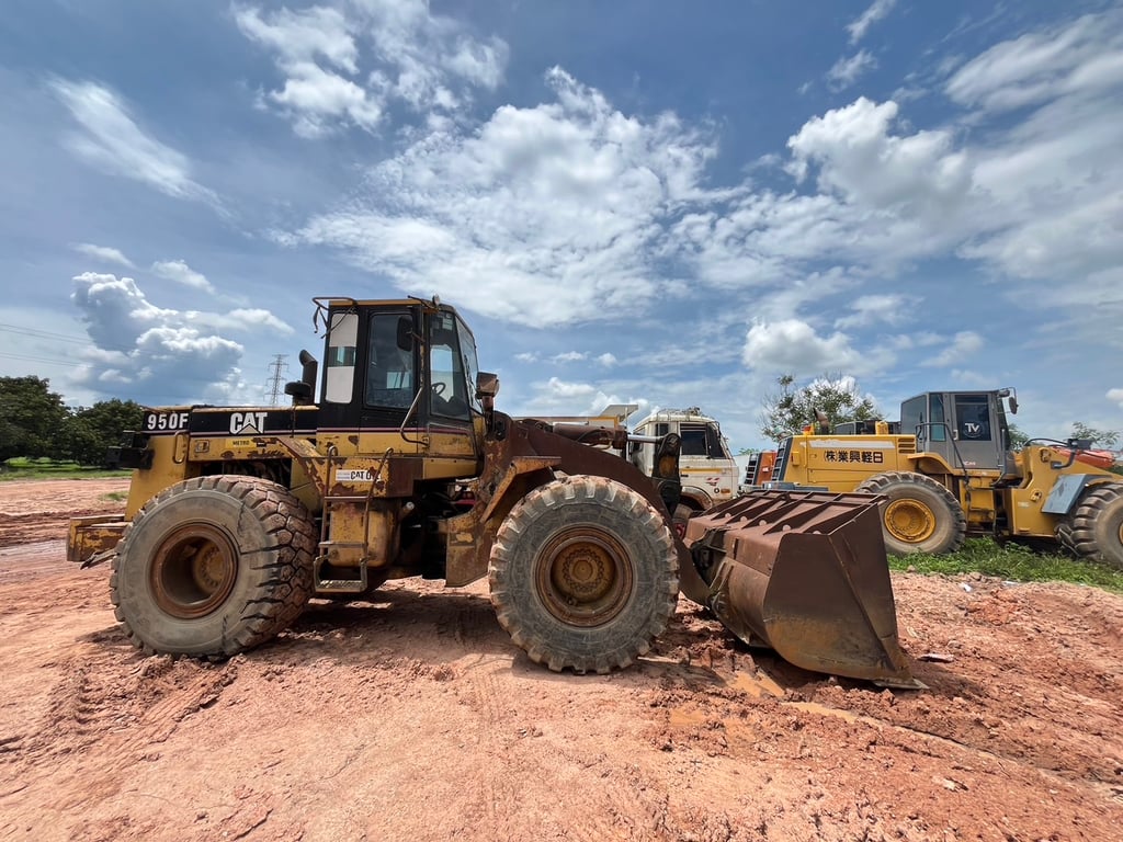 ขาย 470,000 บาท รถตักล้อยาง Cat 950 f 2 สภาพพร้อมใช้งานขายตามสภาพ ทะเบียนพร้อม รับได้โทรมาเลยครับ สนใจดูรถเชียงราย โทร 092-608-7999คุณเล็ก