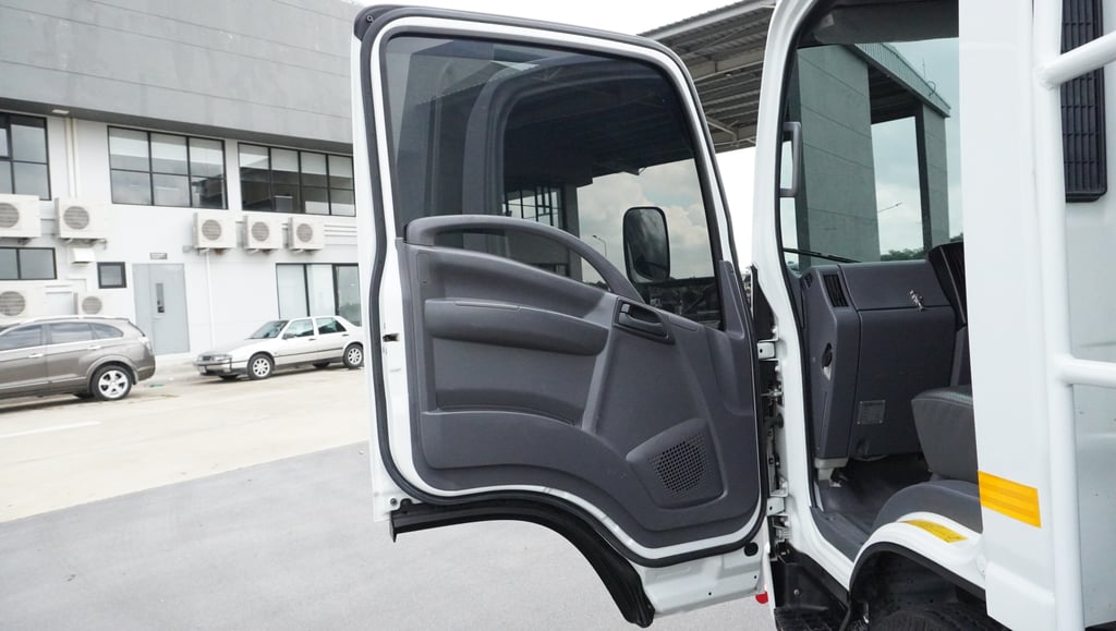 ISUZU NMR 130แรงม้า รถบรรทุก 6ล้อ ดั้มพ์ ปี2023 เลขไมล์น้อยกว่า 100,000 กม.