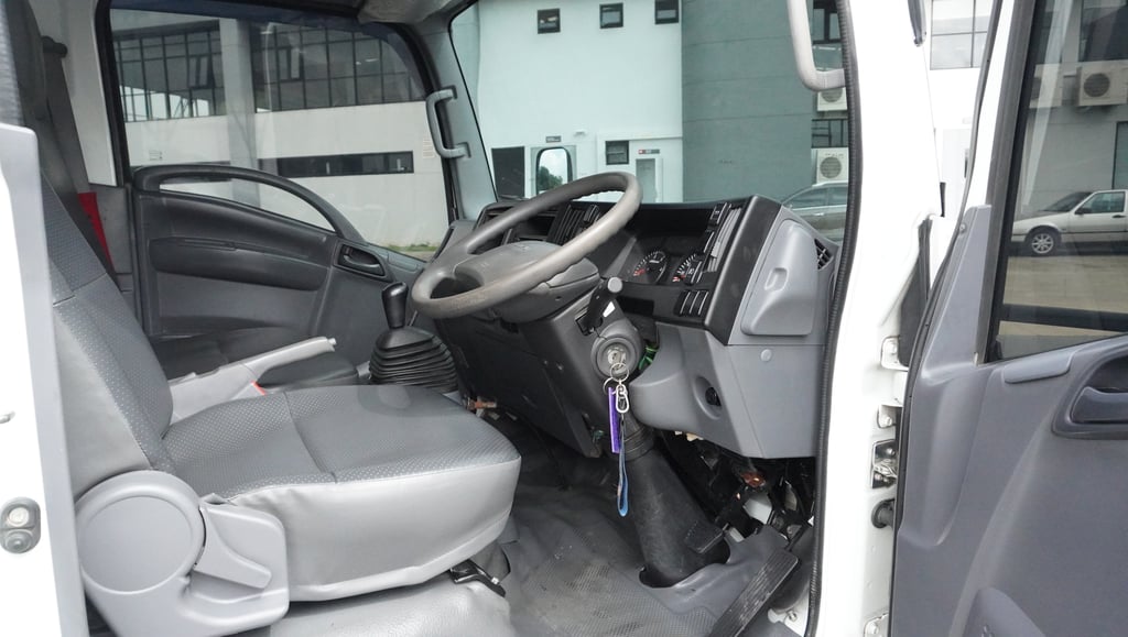 ISUZU NMR 130แรงม้า รถบรรทุก 6ล้อ ดั้มพ์ ปี2023 เลขไมล์น้อยกว่า 100,000 กม.