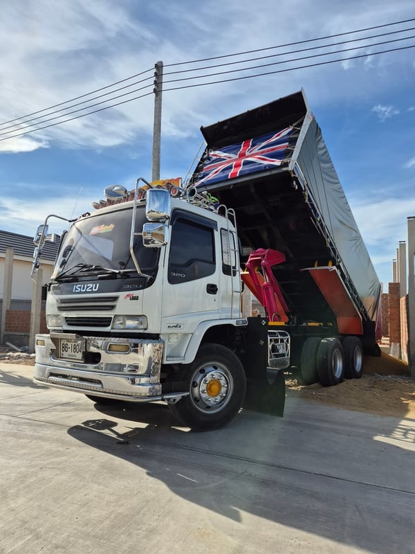 ISUZU DACA 320 Uro2