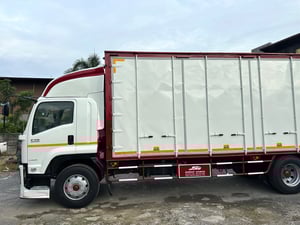 ISUZU FTR 240แรงม้า รถบรรทุก 6ล้อ ตู้10บาน ปี2012