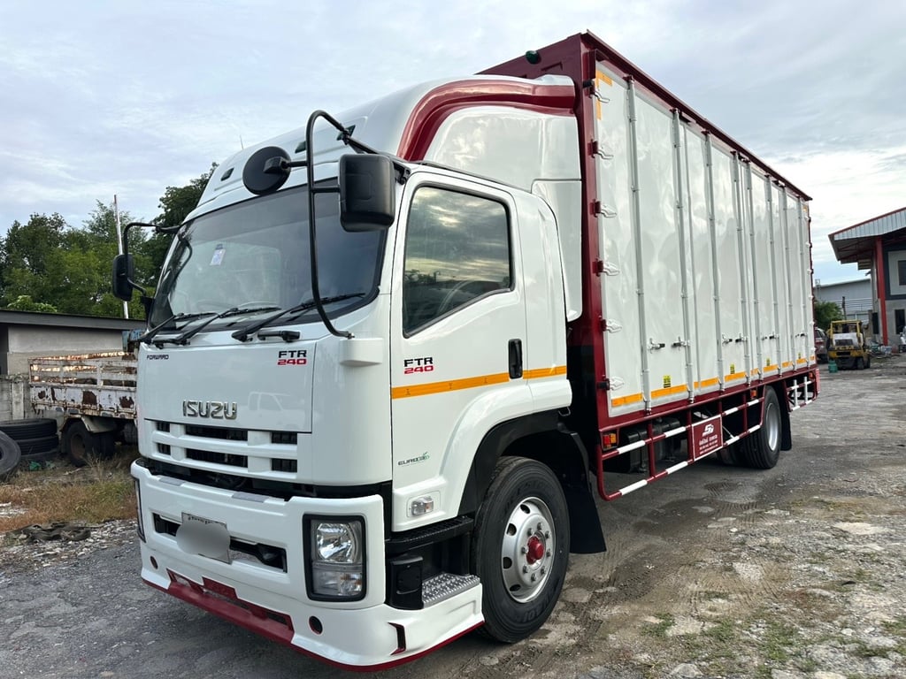ISUZU FTR 240แรงม้า รถบรรทุก 6ล้อ ตู้10บาน ปี2012 ISUZU FTR 240แรงม้า รถบรรทุก 6ล้อ ตู้10บาน ปี2012