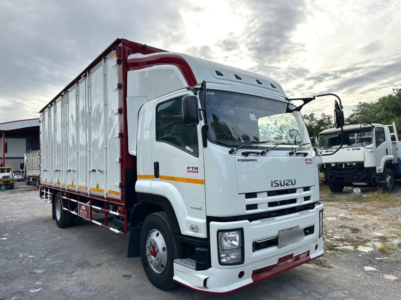 ISUZU FTR 240แรงม้า รถบรรทุก 6ล้อ ตู้10บาน ปี2012
