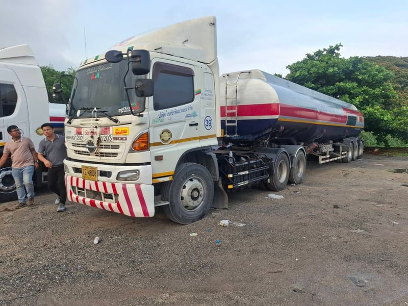 หัวลากฮีโน่ 380 ปี 11 ปี 58 พร้อมหางน้ำมัน 40,000 ลิตร