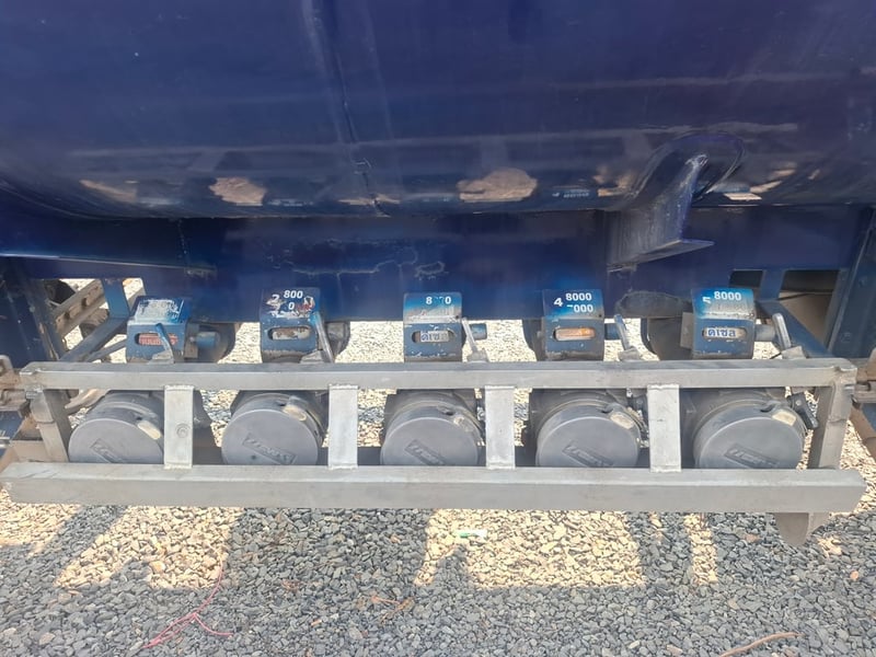 หาง น้ำ มันrck  4 หมื่น ลิตร โหลด ล่าง มี ใบ พลัง งาน