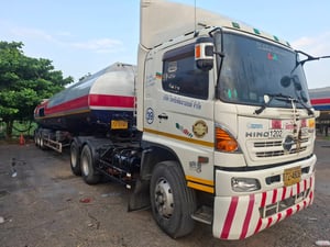 หัวลากฮีโน่ 380 ปี 11 ปี 58 พร้อมหางน้ำมัน 40,000 ลิตร