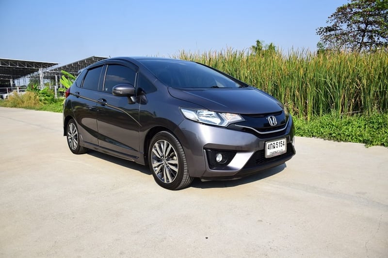 HONDA JAZZ GK ประหยัดน้ำมัน พร้อมรับประกันหลังการขาย  ตัวท็อปออฟชั่นส์  พุตสต๊าท กุญแจคีเรท 2ชุด จอทัสกรีน เชื่มอต่อบลูทู๊ธ ครูสคอลโทล แอร์ดิจิต๊อล กล้องหน้า หลังครบ 