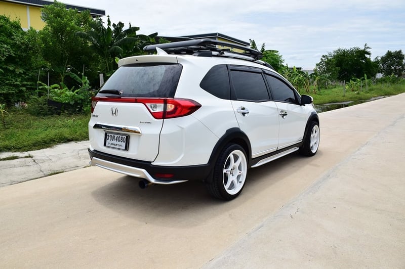 รถครอบครัว ฟรีดาวน์ HONDA BR V ตัวท็อปชุดแต่งMOLURO จากป้ายแดง แร็คหลังคา จอหน้า 9 นิ้วจอกลาง 14นิ้ว เชื่มอต่อไวไฟ ดูหนังฟังเพลงครบ กุญแจคีเรท 2ชุดครบ เบาะหนังแท้ 3 ตอน แอร์จอ พร้อมแอร์หลังคา โทร0957401229 ไอดีไลน์ UTBP รถครอบครัว ฟรีดาวน์ HONDA BR V ตัวท็อปชุดแต่งMOLURO จากป้ายแดง แร็คหลังคา จอหน้า 9 นิ้วจอกลาง 14นิ้ว เชื่มอต่อไวไฟ ดูหนังฟังเพลงครบ กุญแจคีเรท 2ชุดครบ เบาะหนังแท้ 3 ตอน แอร์จอ พร้อมแอร์หลังคา โทร0957401229 ไอดีไลน์ UTBP