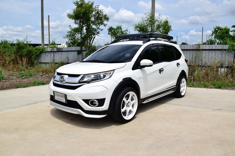 รถครอบครัว  ฟรีดาวน์ HONDA BR V ตัวท็อปชุดแต่งMOLURO จากป้ายแดง แร็คหลังคา จอหน้า 9 นิ้วจอกลาง 14นิ้ว เชื่มอต่อไวไฟ ดูหนังฟังเพลงครบ กุญแจคีเรท 2ชุดครบ เบาะหนังแท้ 3 ตอน แอร์จอ พร้อมแอร์หลังคา โทร0957401229 ไอดีไลน์ UTBP