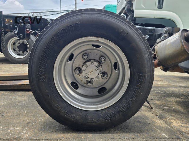 รถ 6 ล้อเล็ก ISUZU NMR เครื่องยนต์ 4JJ1: 150 แรงม้า