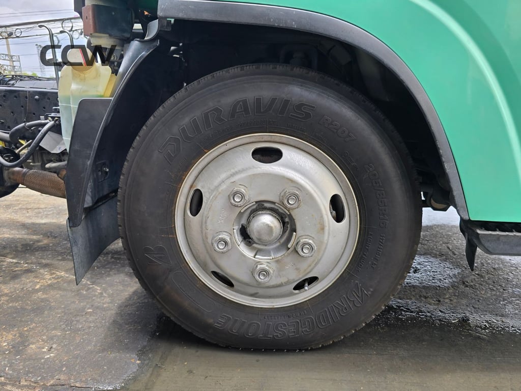รถ 6 ล้อเล็ก ISUZU NMR เครื่องยนต์ 4JJ1: 150 แรงม้า