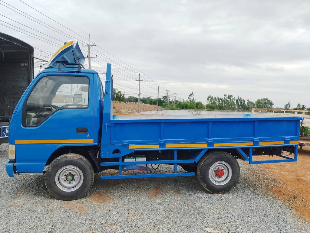 NKR 4 ล้อ ปี 2005 ป้ายเล็กไม่ติดเวลา เครื่อง 100 แรง NKR 4 ล้อ ปี 2005 ป้ายเล็กไม่ติดเวลา เครื่อง 100 แรง