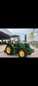 🚜รถแทรกเตอร์ขนาดกลาง ซีรีส์ 6B มีทั้งหมด 5 รุ่น คือ 95, 110, 120, 135 และ 140 แรงม้า ถูกออกพัฒนาและออกแบบมาเพื่อให้เหมาะสำหรับงานในพื้นที่กว้าง สามารถใช้ได้กับอุปกรณ์ต่อพ่วงขนาดใหญ่ พลังเหลือล้นพร้อมสำหรับการลากจูงสิ่งของที่มีน้ำหนักมากได้อย่างสบาย ✅ทำงานควบคู่กับระบบเกียร์สุดล้ำ สามารถเปลี่ยนเกี 🚜รถแทรกเตอร์ขนาดกลาง ซีรีส์ 6B มีทั้งหมด 5 รุ่น คือ 95, 110, 120, 135 และ 140 แรงม้า ถูกออกพัฒนาและออกแบบมาเพื่อให้เหมาะสำหรับงานในพื้นที่กว้าง สามารถใช้ได้กับอุปกรณ์ต่อพ่วงขนาดใหญ่ พลังเหลือล้นพร้อมสำหรับการลากจูงสิ่งของที่มีน้ำหนักมากได้อย่างสบาย ✅ทำงานควบคู่กับระบบเกียร์สุดล้ำ สามารถเปลี่ยนเกี