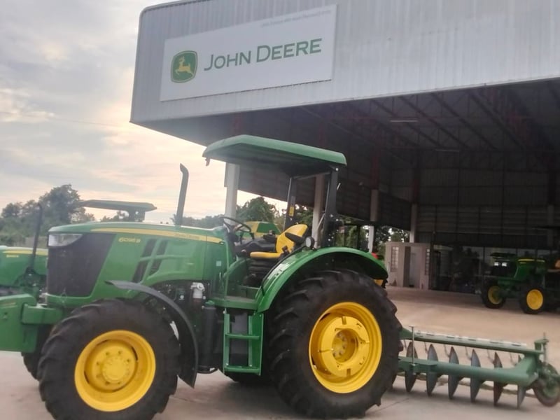 🚜รถแทรกเตอร์ขนาดกลาง ซีรีส์ 6B มีทั้งหมด 5 รุ่น คือ 95, 110, 120, 135 และ 140 แรงม้า ถูกออกพัฒนาและออกแบบมาเพื่อให้เหมาะสำหรับงานในพื้นที่กว้าง สามารถใช้ได้กับอุปกรณ์ต่อพ่วงขนาดใหญ่ พลังเหลือล้นพร้อมสำหรับการลากจูงสิ่งของที่มีน้ำหนักมากได้อย่างสบาย ✅ทำงานควบคู่กับระบบเกียร์สุดล้ำ สามารถเปลี่ยนเกี 🚜รถแทรกเตอร์ขนาดกลาง ซีรีส์ 6B มีทั้งหมด 5 รุ่น คือ 95, 110, 120, 135 และ 140 แรงม้า ถูกออกพัฒนาและออกแบบมาเพื่อให้เหมาะสำหรับงานในพื้นที่กว้าง สามารถใช้ได้กับอุปกรณ์ต่อพ่วงขนาดใหญ่ พลังเหลือล้นพร้อมสำหรับการลากจูงสิ่งของที่มีน้ำหนักมากได้อย่างสบาย ✅ทำงานควบคู่กับระบบเกียร์สุดล้ำ สามารถเปลี่ยนเกี