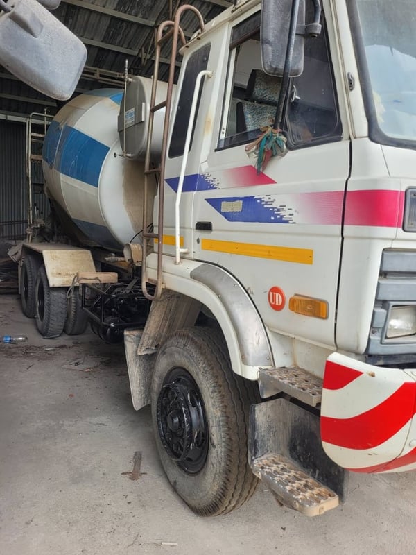 NISSAN UD 10ล้อ โม่ 7 คิว  เอกสารซื้อขาย  ราคา  450000