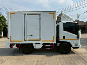 ISUZU NLR 130แรงม้า รถบรรทุก 4ล้อ ตู้แห้ง ปี2010