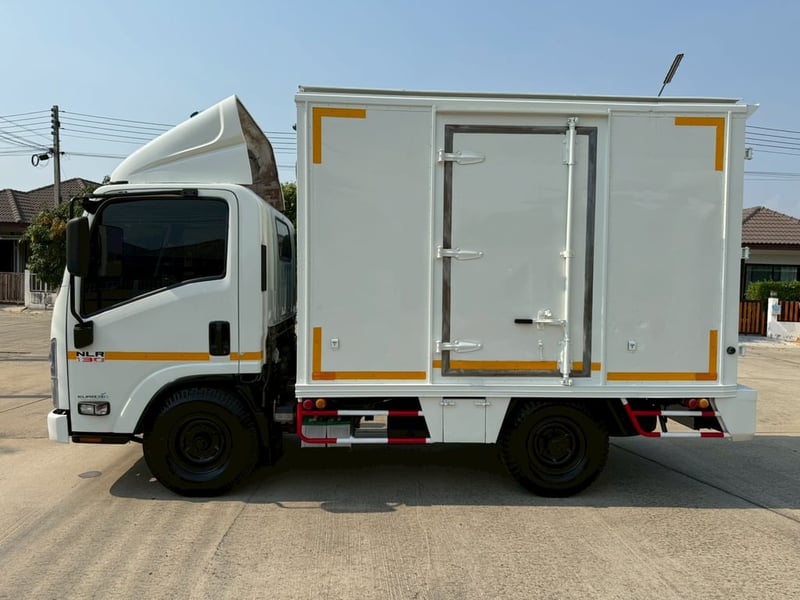 ISUZU NLR 130แรงม้า รถบรรทุก 4ล้อ ตู้แห้ง ปี2010