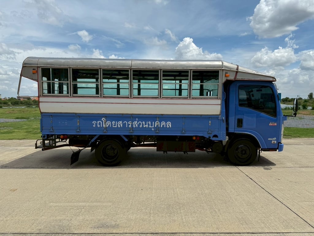 ISUZU NMR 130แรงม้า รถบรรทุก 6ล้อ สองแถว ปี2016 เลขไมล์ 216,439 กม.