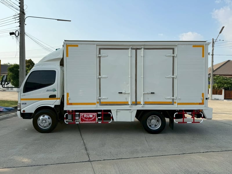 HINO XZU 150แรงม้า รถบรรทุก 4ล้อ ตู้แห้ง ปี2014