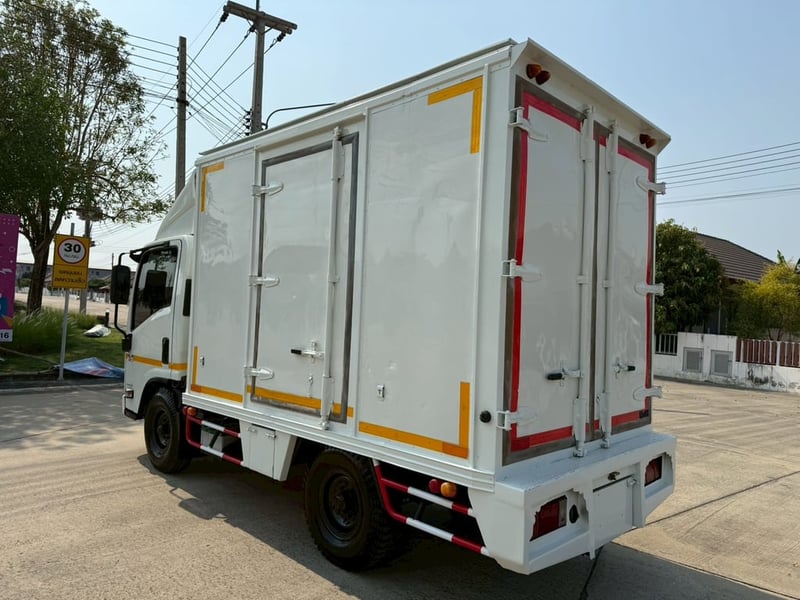 ISUZU NLR 130แรงม้า รถบรรทุก 4ล้อ ตู้แห้ง ปี2010