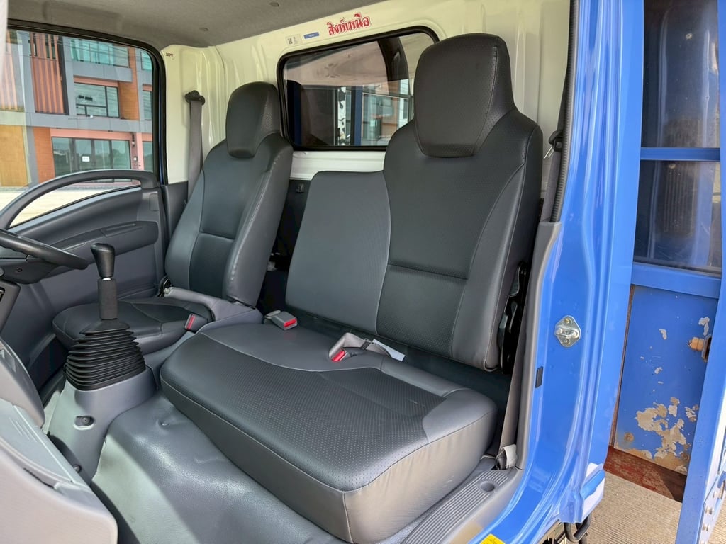 ISUZU NMR 130 แรงม้า รถบรรทุก 4ล้อ สองแถว ปี2016 ISUZU NMR 130 แรงม้า รถบรรทุก 4ล้อ สองแถว ปี2016