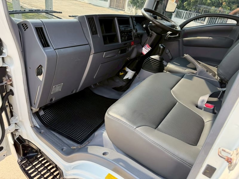 ISUZU NLR 130แรงม้า รถบรรทุก 4ล้อ ตู้แห้ง ปี2010