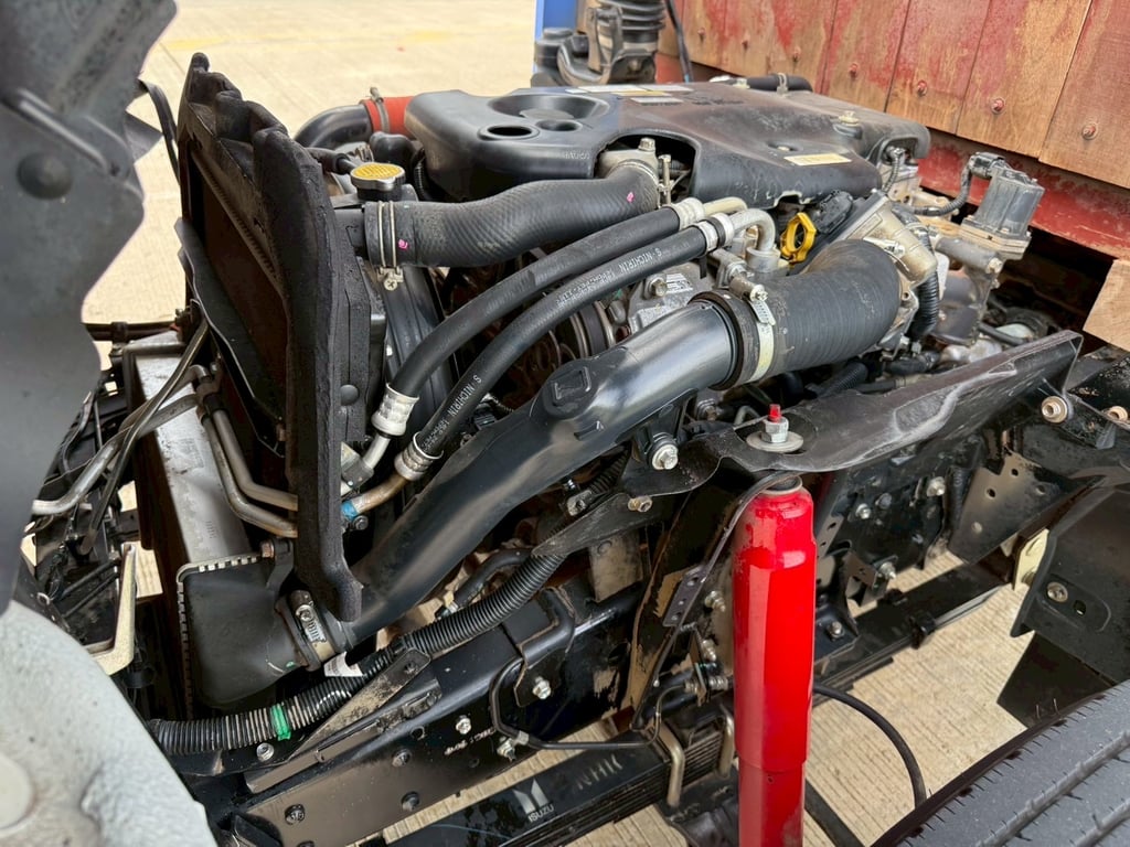 ISUZU NMR 130 แรงม้า รถบรรทุก 4ล้อ สองแถว ปี2016 ISUZU NMR 130 แรงม้า รถบรรทุก 4ล้อ สองแถว ปี2016