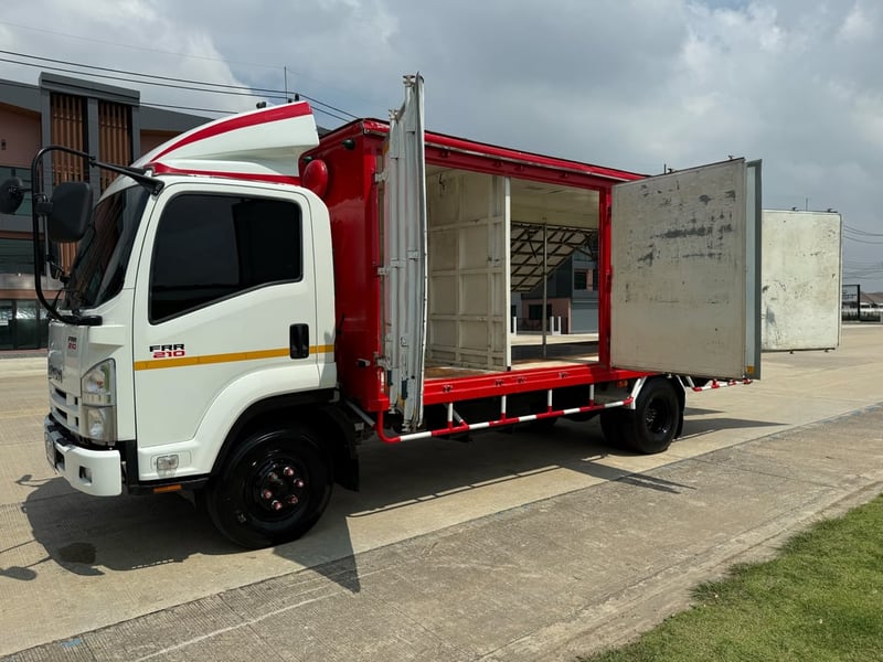 ISUZU FRR 210แรงม้า รถบรรทุก 6ล้อ กระบะเหล็ก ปี2011